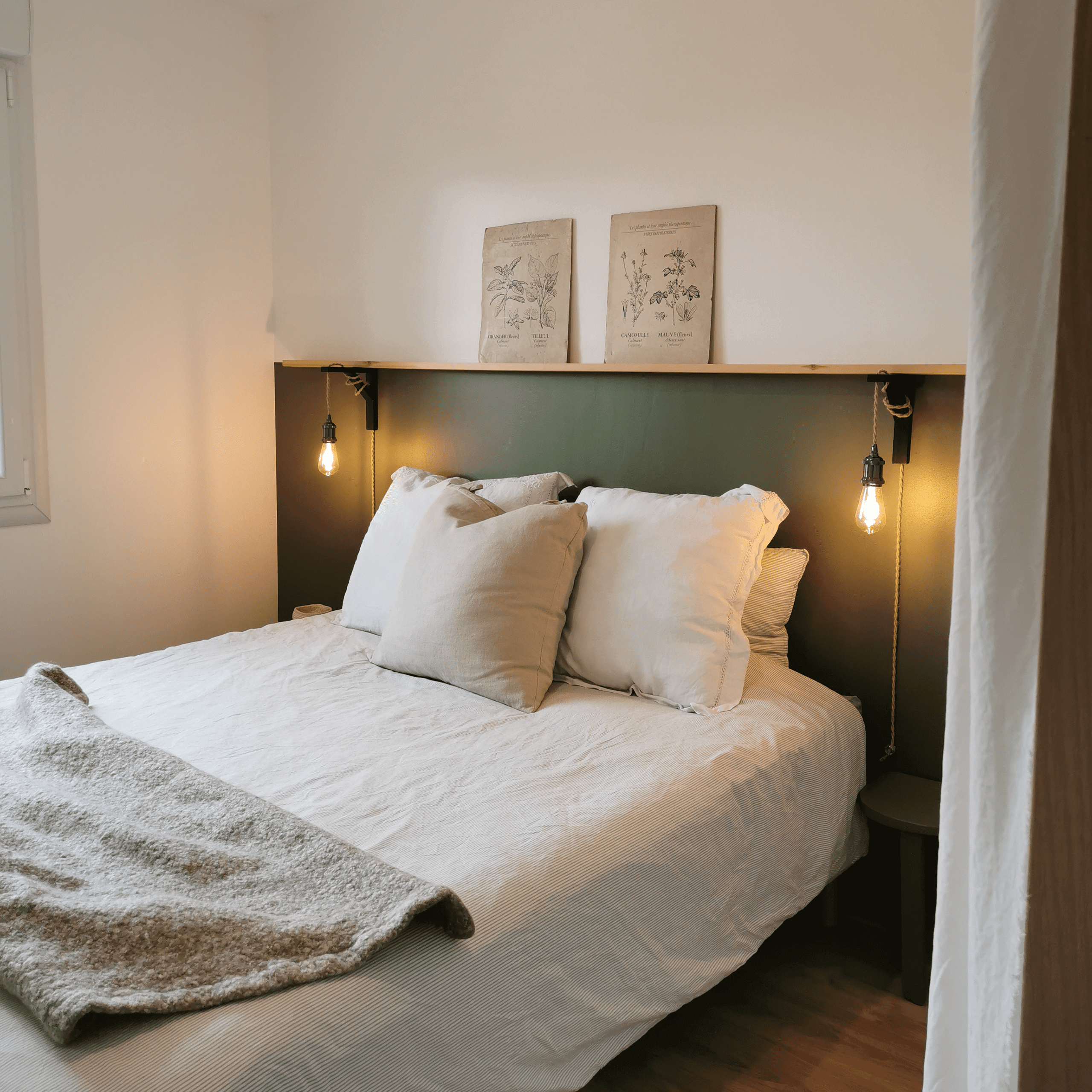 décoration d'une chambre, projet canopée, un lit avec tête de lit noir et deux lampes de chevet suspendues