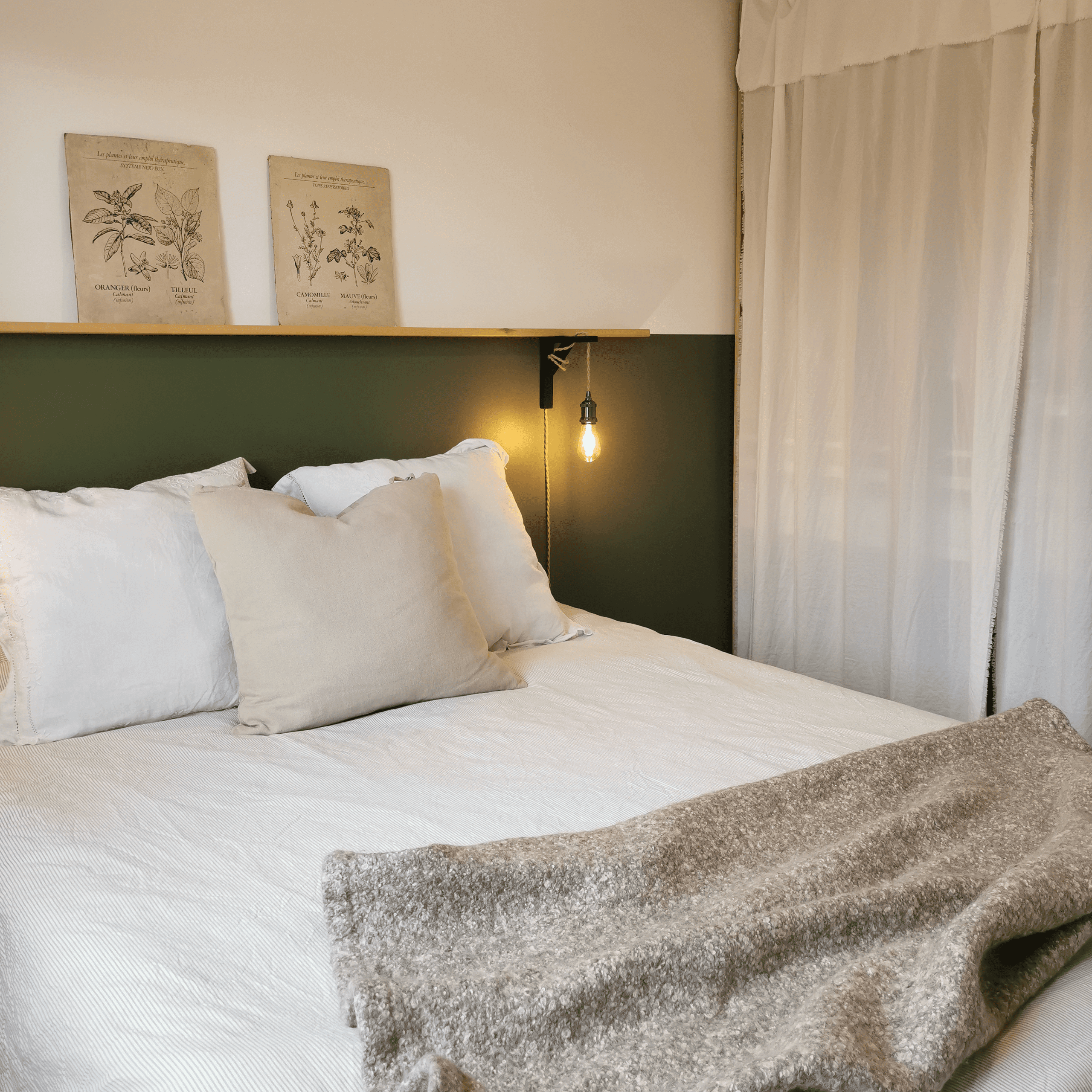 chambre parentale redécorée par dame jeanne décoration le mur au-dessus du lit est peint en vert kaki, sur la droite une lampe de chevet suspendue